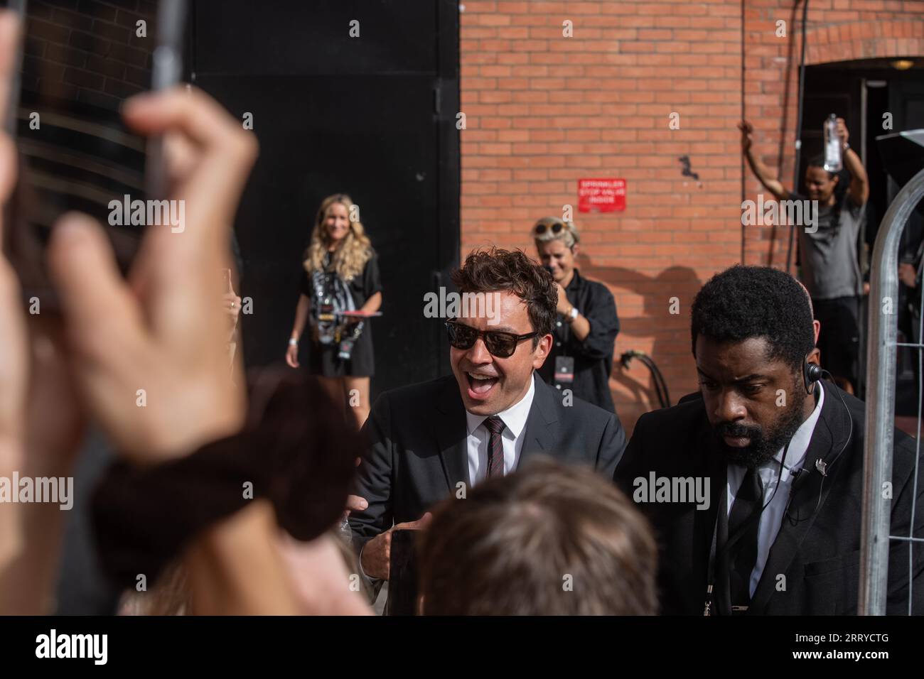 Jimmy Fallon incontra i fan mentre lascia l'Hackney Empire, Londra dopo il lancio del nuovo album dei Rolling Stones Hackney Diamonds Foto Stock