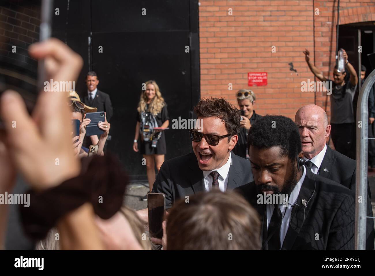 Jimmy Fallon incontra i fan mentre lascia l'Hackney Empire, Londra dopo il lancio del nuovo album dei Rolling Stones Hackney Diamonds Foto Stock