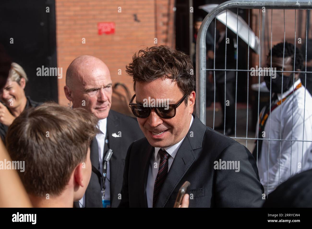 Jimmy Fallon incontra i fan mentre lascia l'Hackney Empire, Londra dopo il lancio del nuovo album dei Rolling Stones Hackney Diamonds Foto Stock