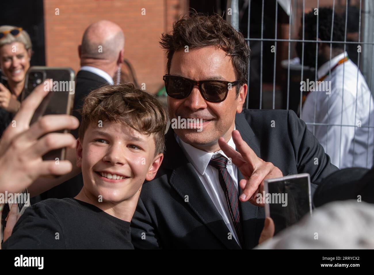 Jimmy Fallon incontra i fan mentre lascia l'Hackney Empire, Londra dopo il lancio del nuovo album dei Rolling Stones Hackney Diamonds Foto Stock
