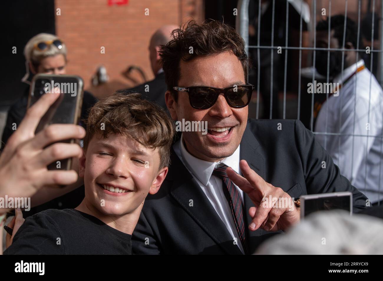 Jimmy Fallon incontra i fan mentre lascia l'Hackney Empire, Londra dopo il lancio del nuovo album dei Rolling Stones Hackney Diamonds Foto Stock