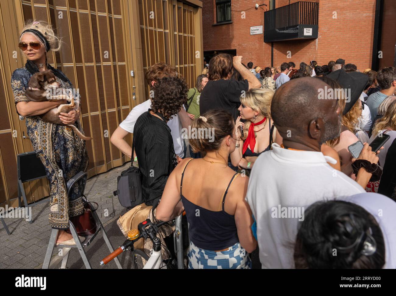 Fan all'Hackney Empire, Londra per il lancio del nuovo album dei Rolling Stones, Hackney Diamonds Foto Stock