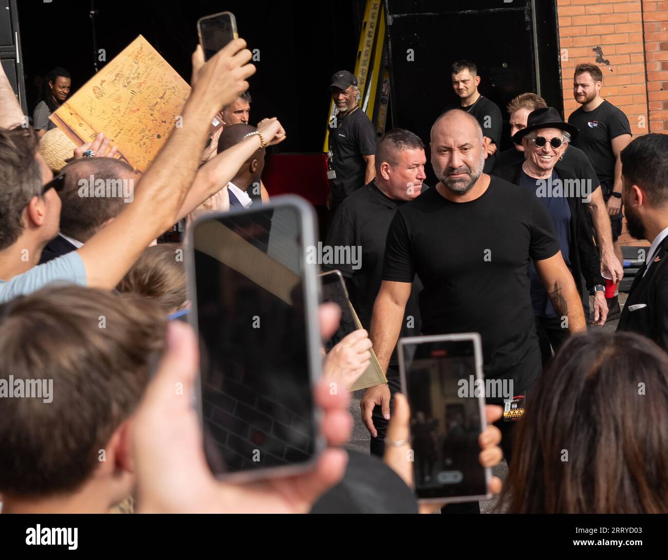 Mick Jagger, Ronnie Wood e Keith Richards dei Rolling Stones arrivano all'Hackney Empire di Londra per il lancio del loro nuovo album Hackney Diam Foto Stock