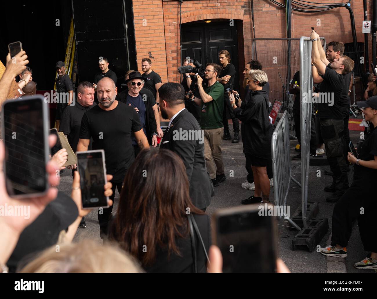 Mick Jagger, Ronnie Wood e Keith Richards dei Rolling Stones arrivano all'Hackney Empire di Londra per il lancio del loro nuovo album Hackney Diam Foto Stock
