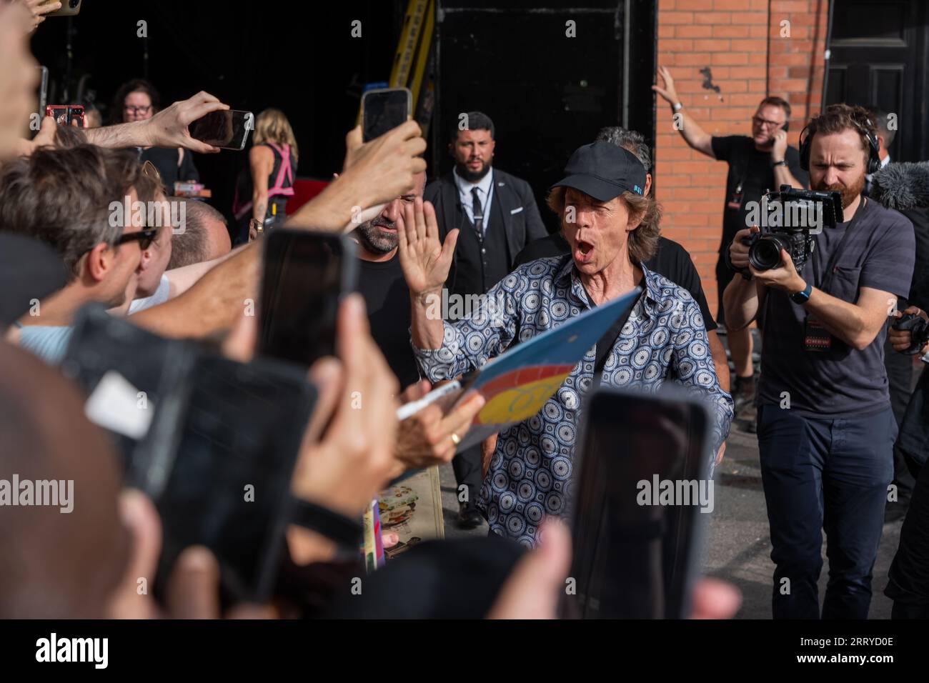 Mick Jagger, Ronnie Wood e Keith Richards dei Rolling Stones arrivano all'Hackney Empire di Londra per il lancio del loro nuovo album Hackney Diam Foto Stock