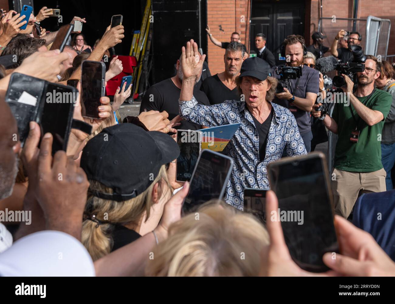 Mick Jagger, Ronnie Wood e Keith Richards dei Rolling Stones arrivano all'Hackney Empire di Londra per il lancio del loro nuovo album Hackney Diam Foto Stock