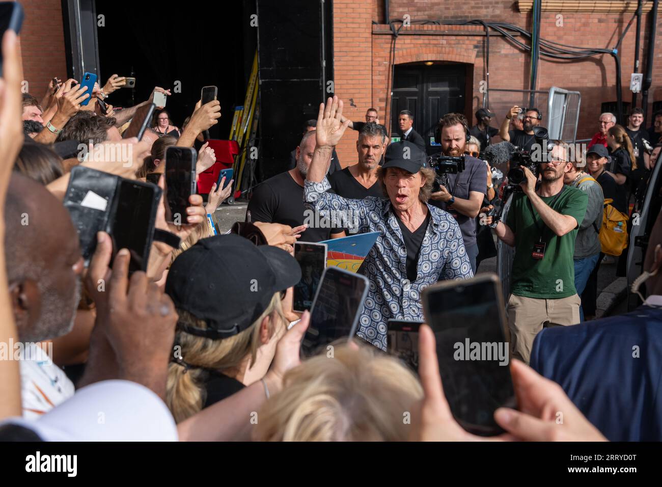 Mick Jagger, Ronnie Wood e Keith Richards dei Rolling Stones arrivano all'Hackney Empire di Londra per il lancio del loro nuovo album Hackney Diam Foto Stock
