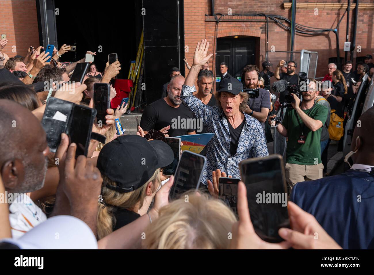 Mick Jagger, Ronnie Wood e Keith Richards dei Rolling Stones arrivano all'Hackney Empire di Londra per il lancio del loro nuovo album Hackney Diam Foto Stock