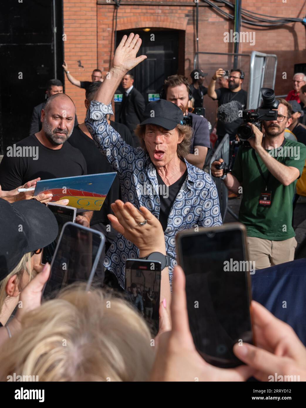 Mick Jagger, Ronnie Wood e Keith Richards dei Rolling Stones arrivano all'Hackney Empire di Londra per il lancio del loro nuovo album Hackney Diam Foto Stock