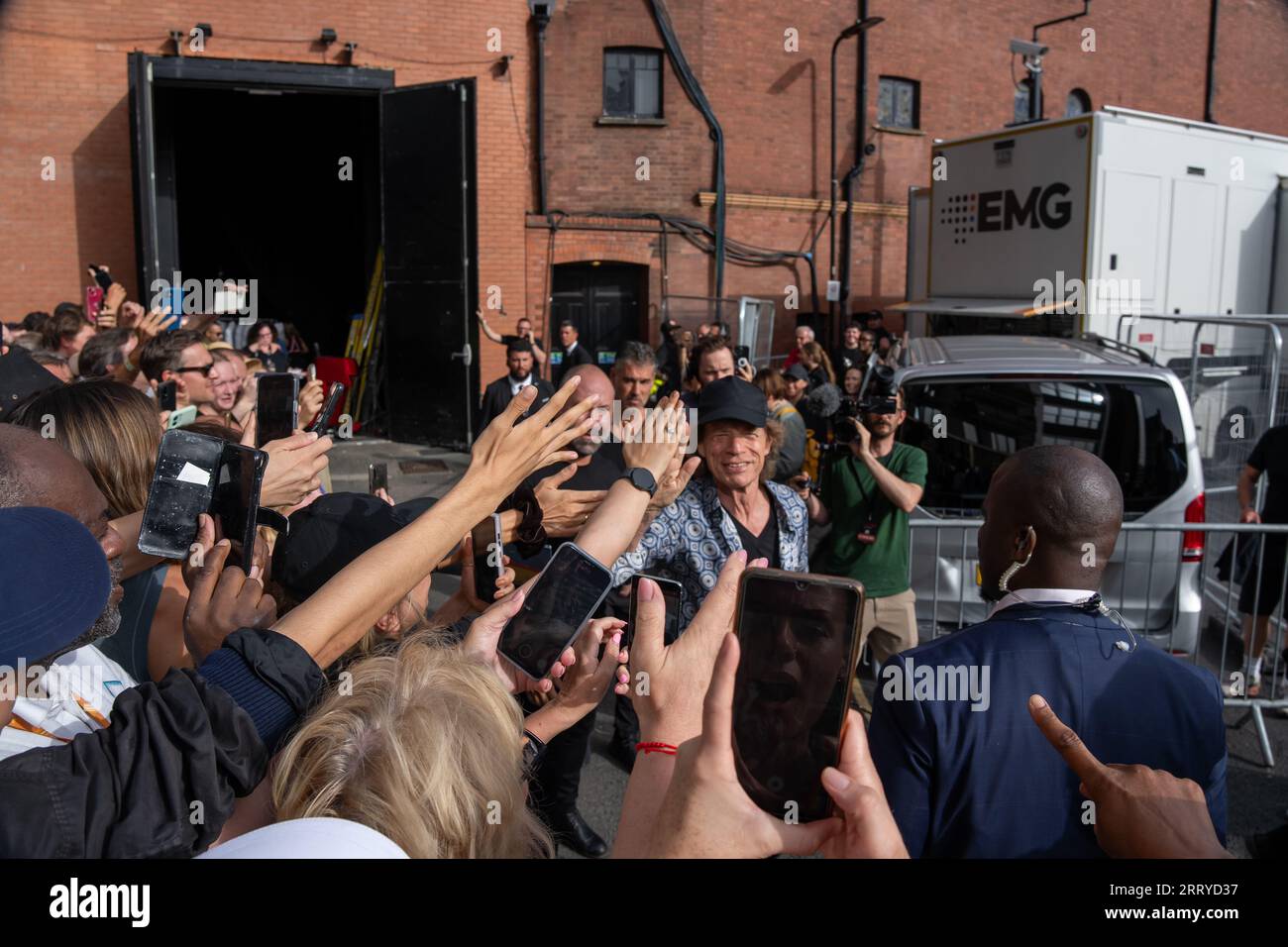 Mick Jagger, Ronnie Wood e Keith Richards dei Rolling Stones arrivano all'Hackney Empire di Londra per il lancio del loro nuovo album Hackney Diam Foto Stock
