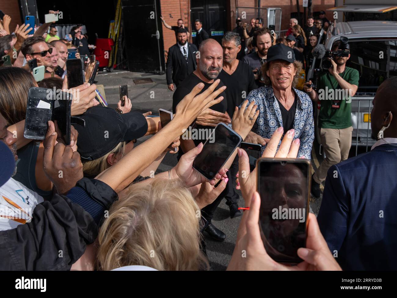 Mick Jagger, Ronnie Wood e Keith Richards dei Rolling Stones arrivano all'Hackney Empire di Londra per il lancio del loro nuovo album Hackney Diam Foto Stock