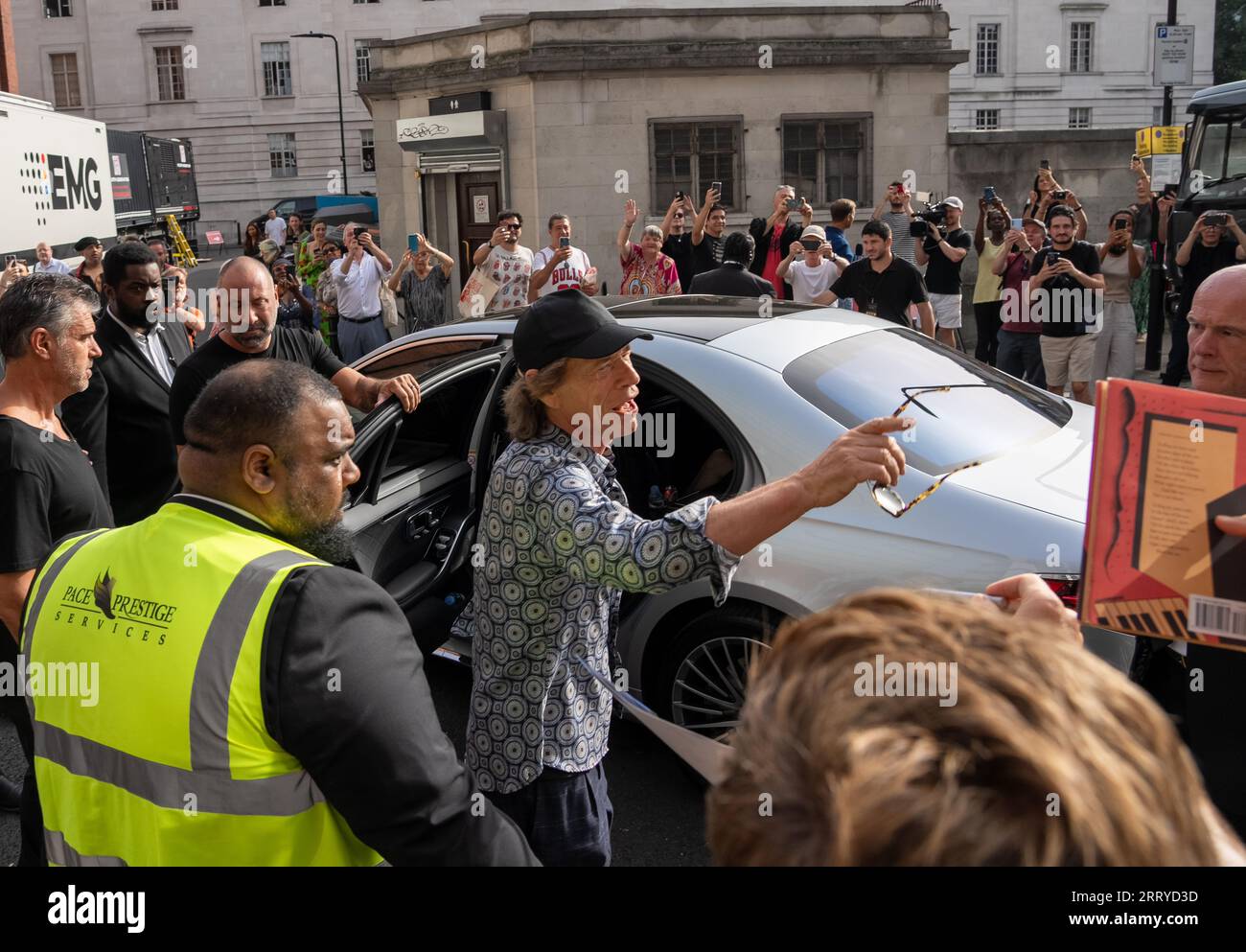 Mick Jagger, Ronnie Wood e Keith Richards dei Rolling Stones arrivano all'Hackney Empire di Londra per il lancio del loro nuovo album Hackney Diam Foto Stock