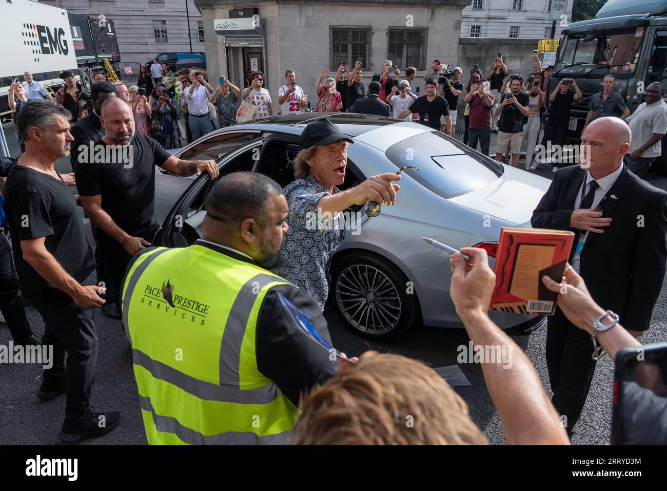 Mick Jagger, Ronnie Wood e Keith Richards dei Rolling Stones arrivano all'Hackney Empire di Londra per il lancio del loro nuovo album Hackney Diam Foto Stock