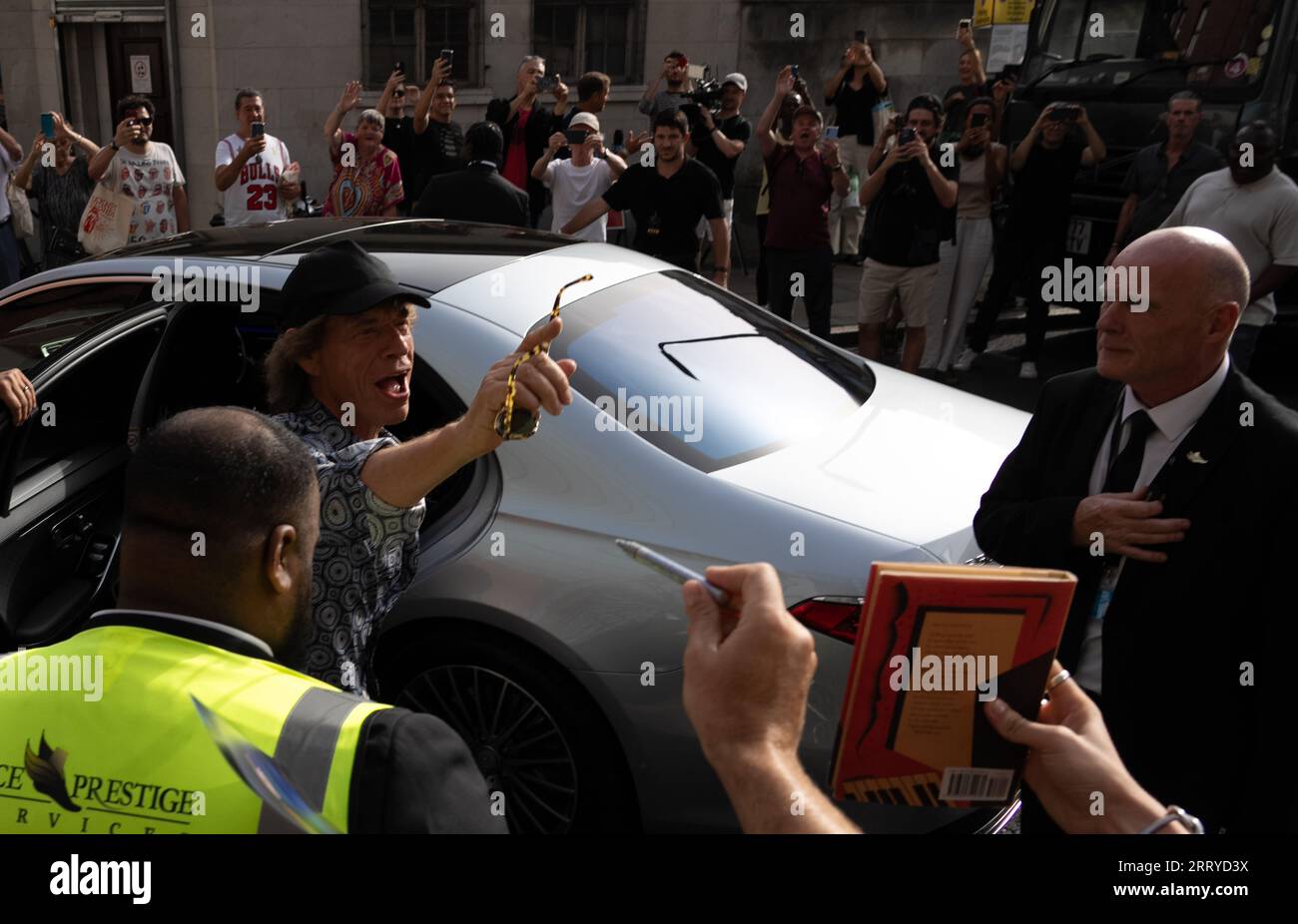 Mick Jagger, Ronnie Wood e Keith Richards dei Rolling Stones arrivano all'Hackney Empire di Londra per il lancio del loro nuovo album Hackney Diam Foto Stock