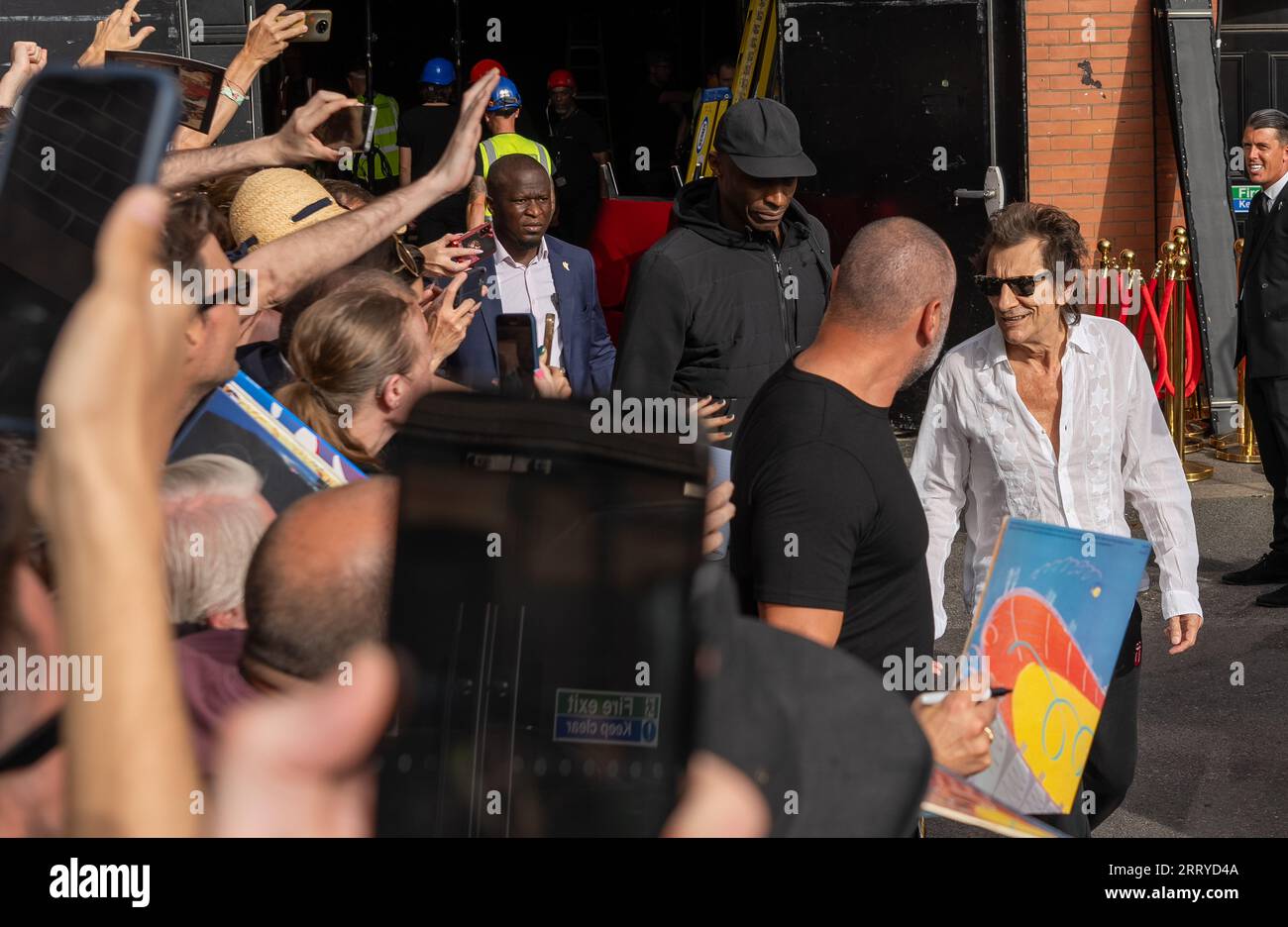 Mick Jagger, Ronnie Wood e Keith Richards dei Rolling Stones arrivano all'Hackney Empire di Londra per il lancio del loro nuovo album Hackney Diam Foto Stock