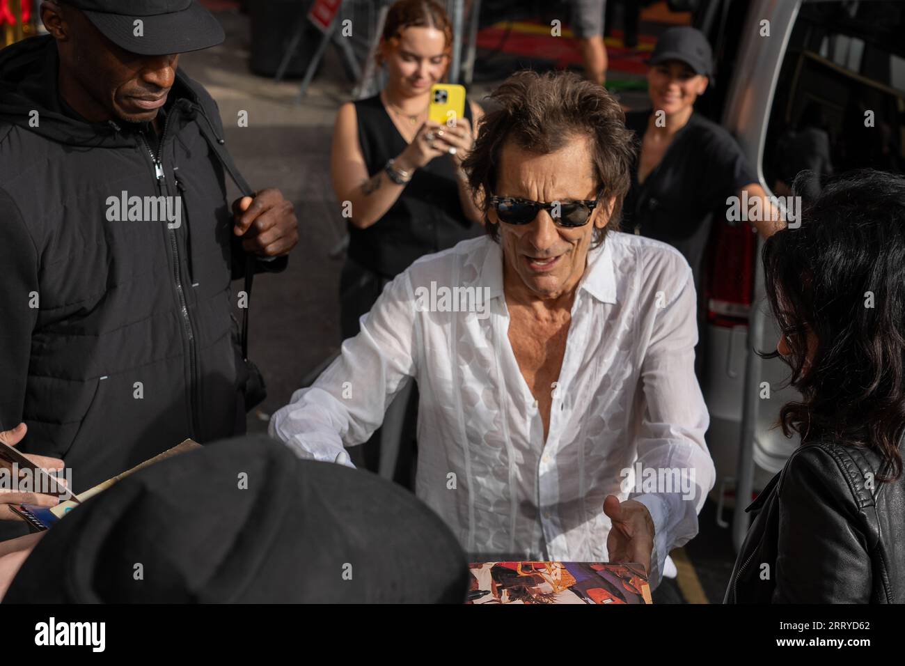 Ronnie Wood dei Rolling Stones arriva all'Hackney Empire di Londra per il lancio del loro nuovo album Hackney Diamonds Foto Stock