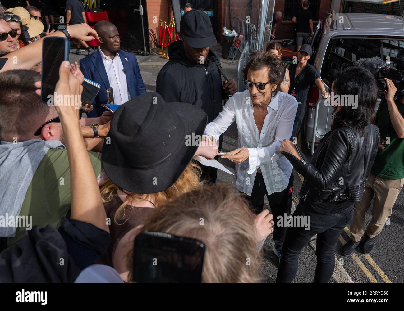 Ronnie Wood dei Rolling Stones arriva all'Hackney Empire di Londra per il lancio del loro nuovo album Hackney Diamonds Foto Stock