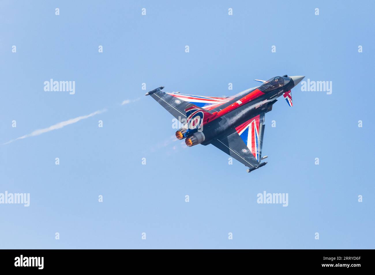 Royal Air Force Typhoon o Eurofighter soprannominato Blackjack si esibì a Southport, Merseyside nel settembre 2023. Foto Stock