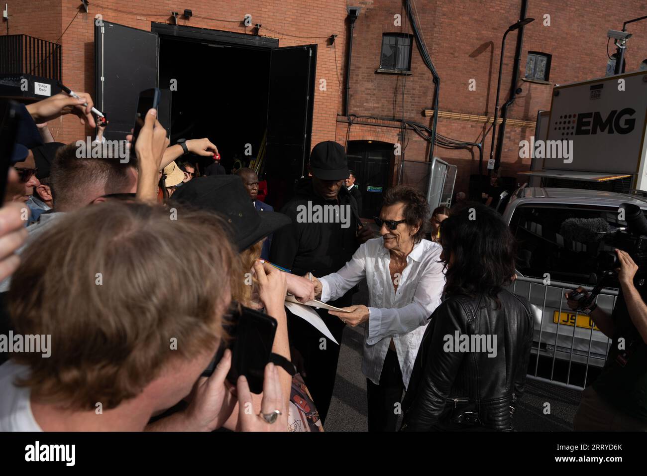 Mick Jagger, Ronnie Wood e Keith Richards dei Rolling Stones arrivano all'Hackney Empire di Londra per il lancio del loro nuovo album Hackney Diam Foto Stock