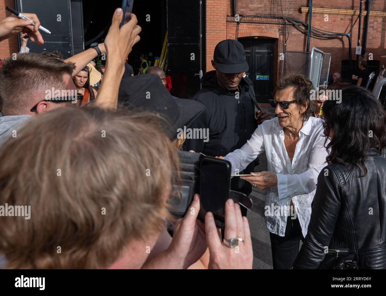 Mick Jagger, Ronnie Wood e Keith Richards dei Rolling Stones arrivano all'Hackney Empire di Londra per il lancio del loro nuovo album Hackney Diam Foto Stock
