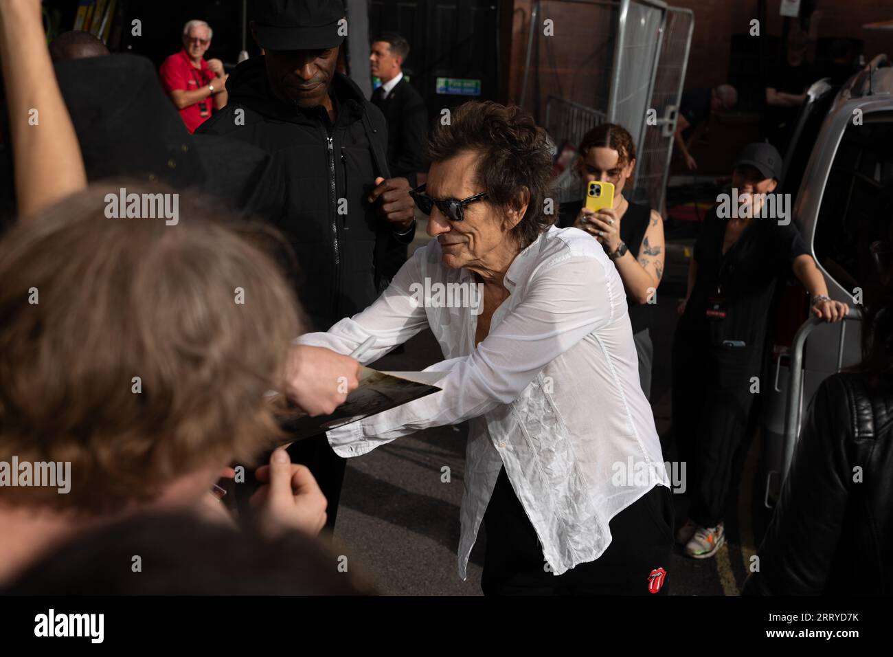 Mick Jagger, Ronnie Wood e Keith Richards dei Rolling Stones arrivano all'Hackney Empire di Londra per il lancio del loro nuovo album Hackney Diam Foto Stock