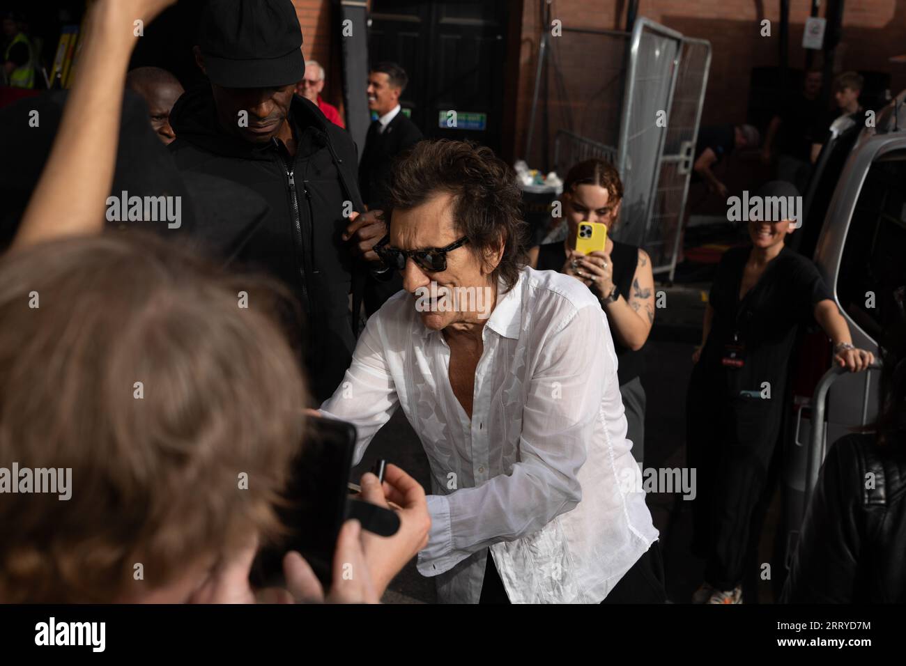 Mick Jagger, Ronnie Wood e Keith Richards dei Rolling Stones arrivano all'Hackney Empire di Londra per il lancio del loro nuovo album Hackney Diam Foto Stock