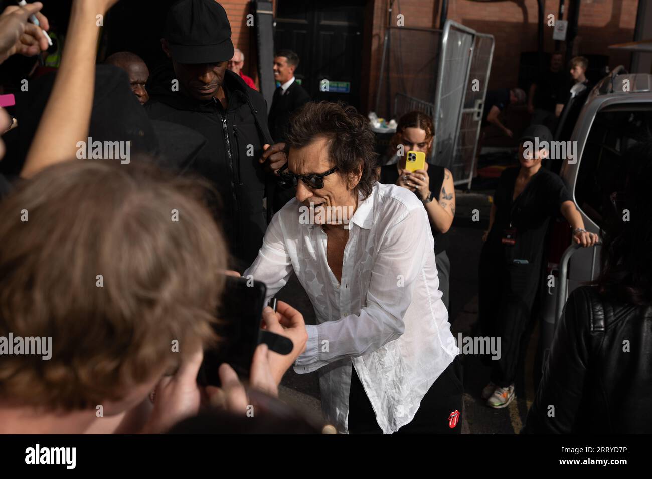 Mick Jagger, Ronnie Wood e Keith Richards dei Rolling Stones arrivano all'Hackney Empire di Londra per il lancio del loro nuovo album Hackney Diam Foto Stock