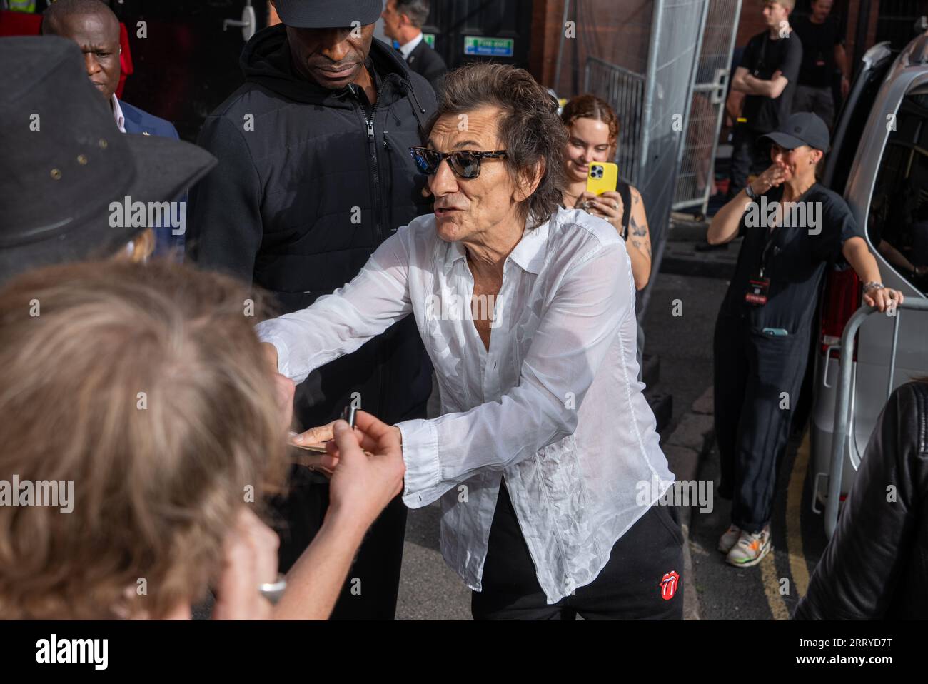 Mick Jagger, Ronnie Wood e Keith Richards dei Rolling Stones arrivano all'Hackney Empire di Londra per il lancio del loro nuovo album Hackney Diam Foto Stock