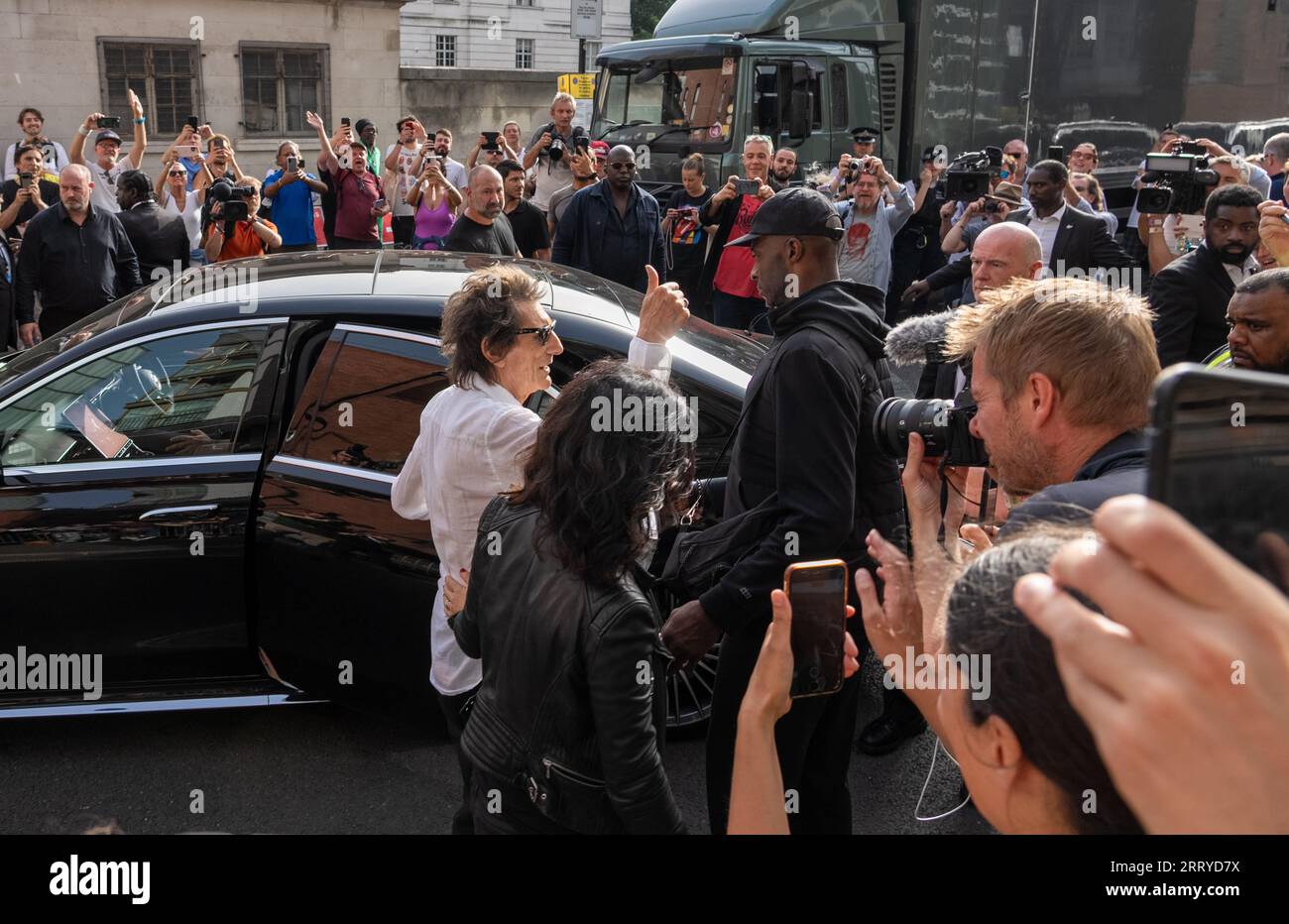 Mick Jagger, Ronnie Wood e Keith Richards dei Rolling Stones arrivano all'Hackney Empire di Londra per il lancio del loro nuovo album Hackney Diam Foto Stock