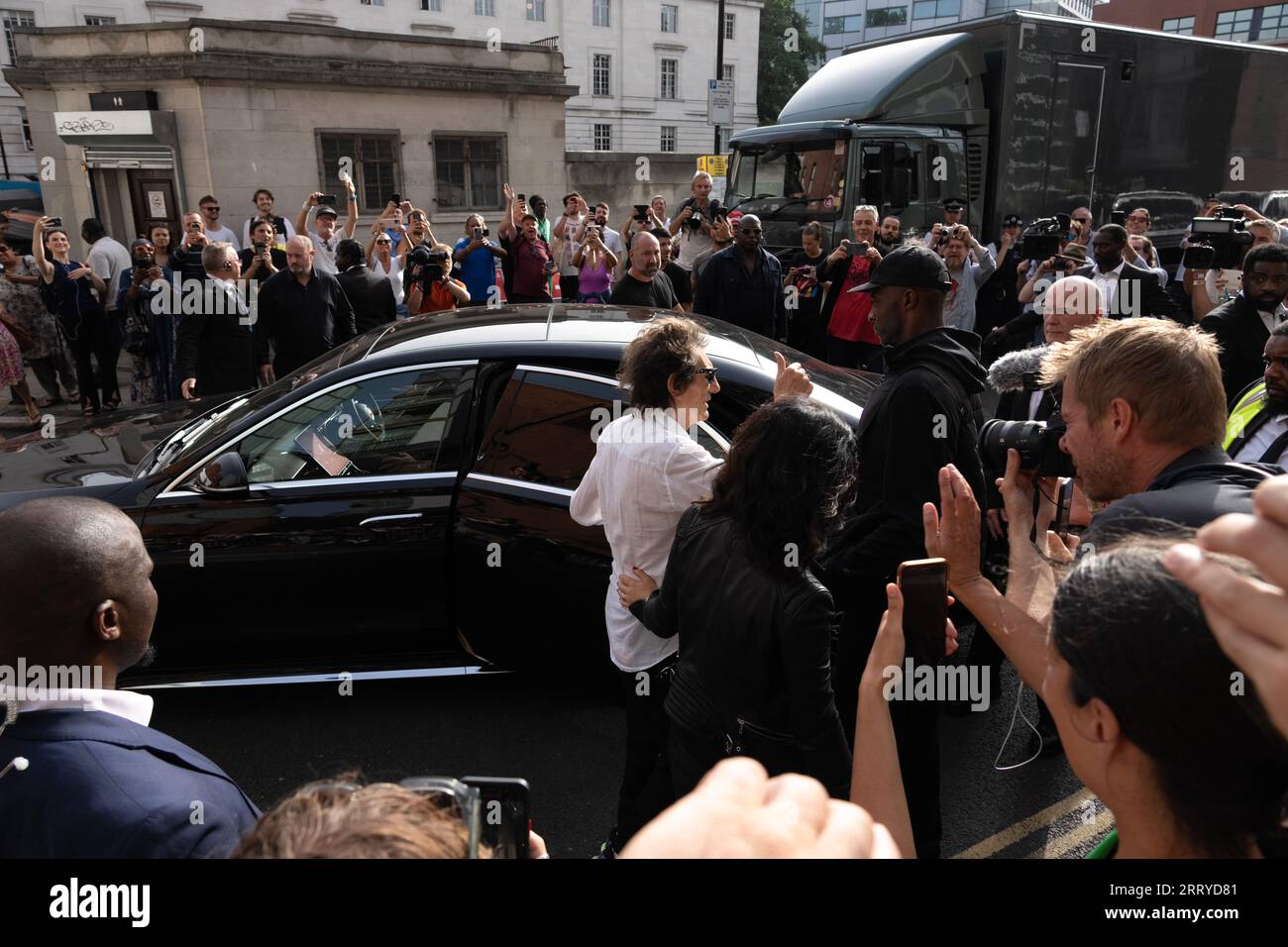 Mick Jagger, Ronnie Wood e Keith Richards dei Rolling Stones arrivano all'Hackney Empire di Londra per il lancio del loro nuovo album Hackney Diam Foto Stock