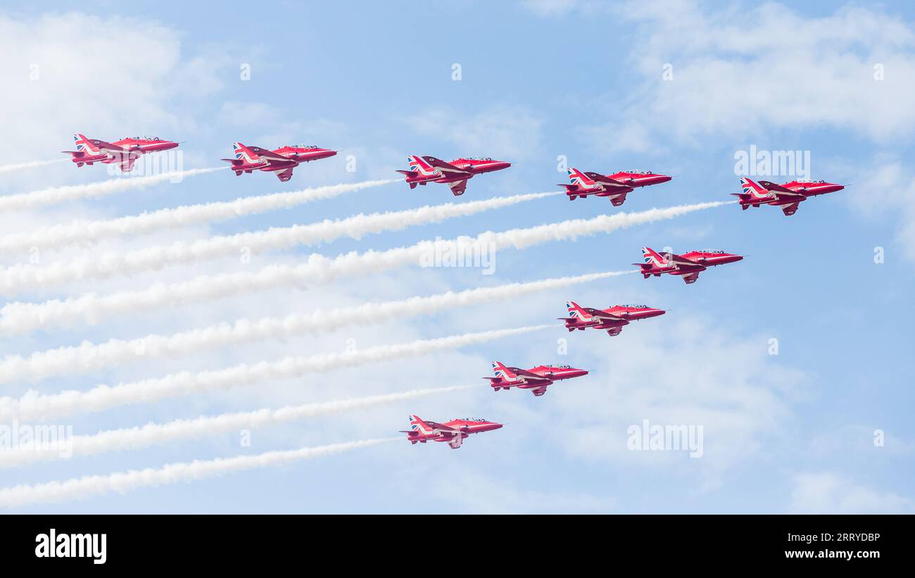 La squadra acrobatica della Royal Air Force, le Red Arrows, vide sorvolare Southport, Merseyside nel settembre 2023. Foto Stock