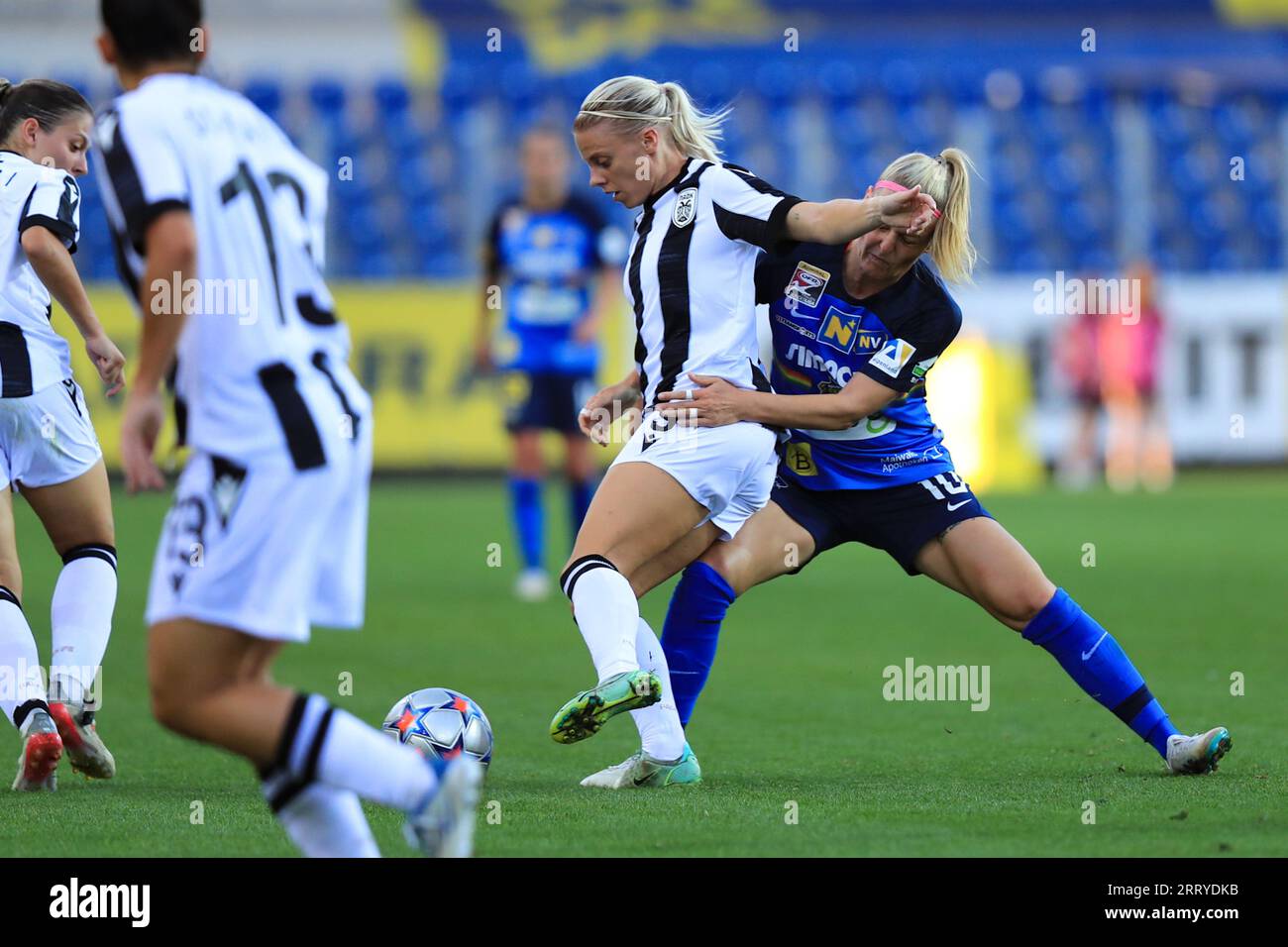 Isabelle Meyer (10 SKN St Polten) ed Emelie Helmvall (9 FC PAOK Salonicco) lottano per la palla durante la partita di qualificazione della UEFA Womens Champions League St Polten vs PAOK all'NV Arena St Polten (Tom Seiss/ SPP) credito: SPP Sport Press Photo. /Alamy Live News Foto Stock