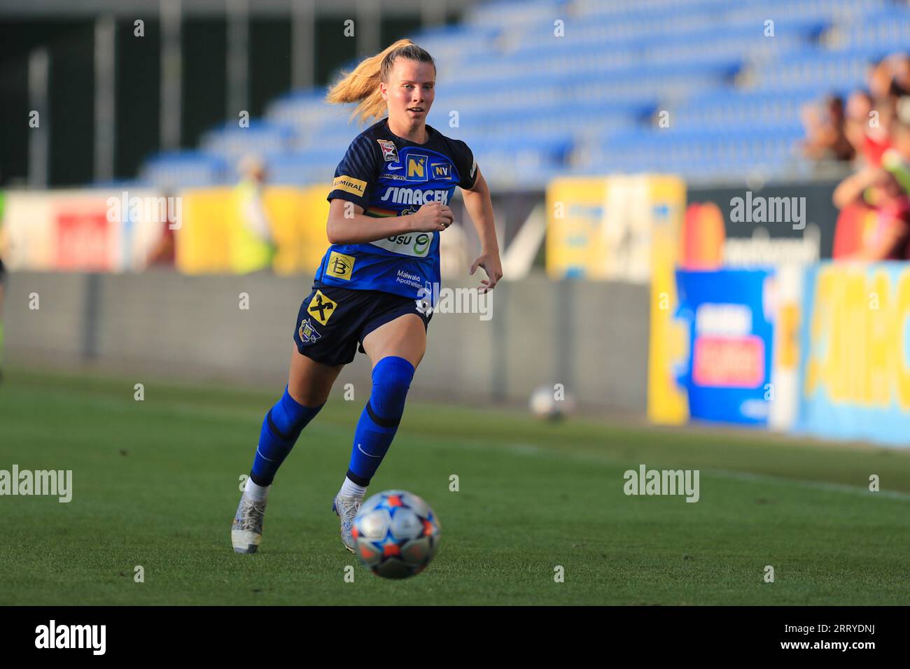 Sarah Mattner-Trembleau (17 SKN St Polten) in azione durante la partita di qualificazione della UEFA Womens Champions League St Polten vs PAOK all'NV Arena St Polten (Tom Seiss/ SPP) credito: SPP Sport Press Photo. /Alamy Live News Foto Stock