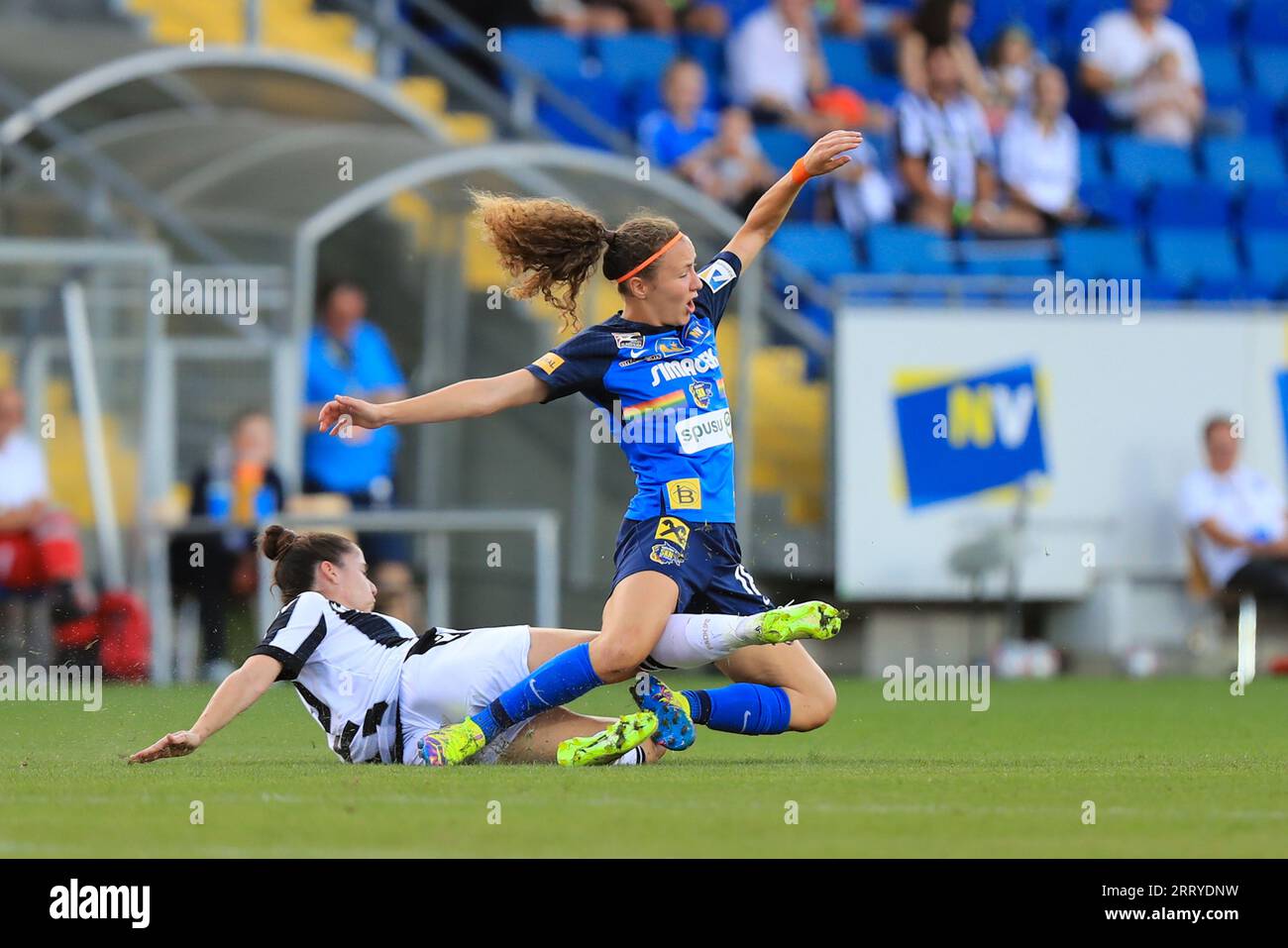 Ayshan Ahmadova (4 FC PAOK Thessaloniki) con una fould contro Melanie Brunnthaler (18 SKN St Polten) durante la partita di qualificazione della UEFA Womens Champions League St Polten vs PAOK all'NV Arena St Polten (Tom Seiss/ SPP) credito: SPP Sport Press Photo. /Alamy Live News Foto Stock