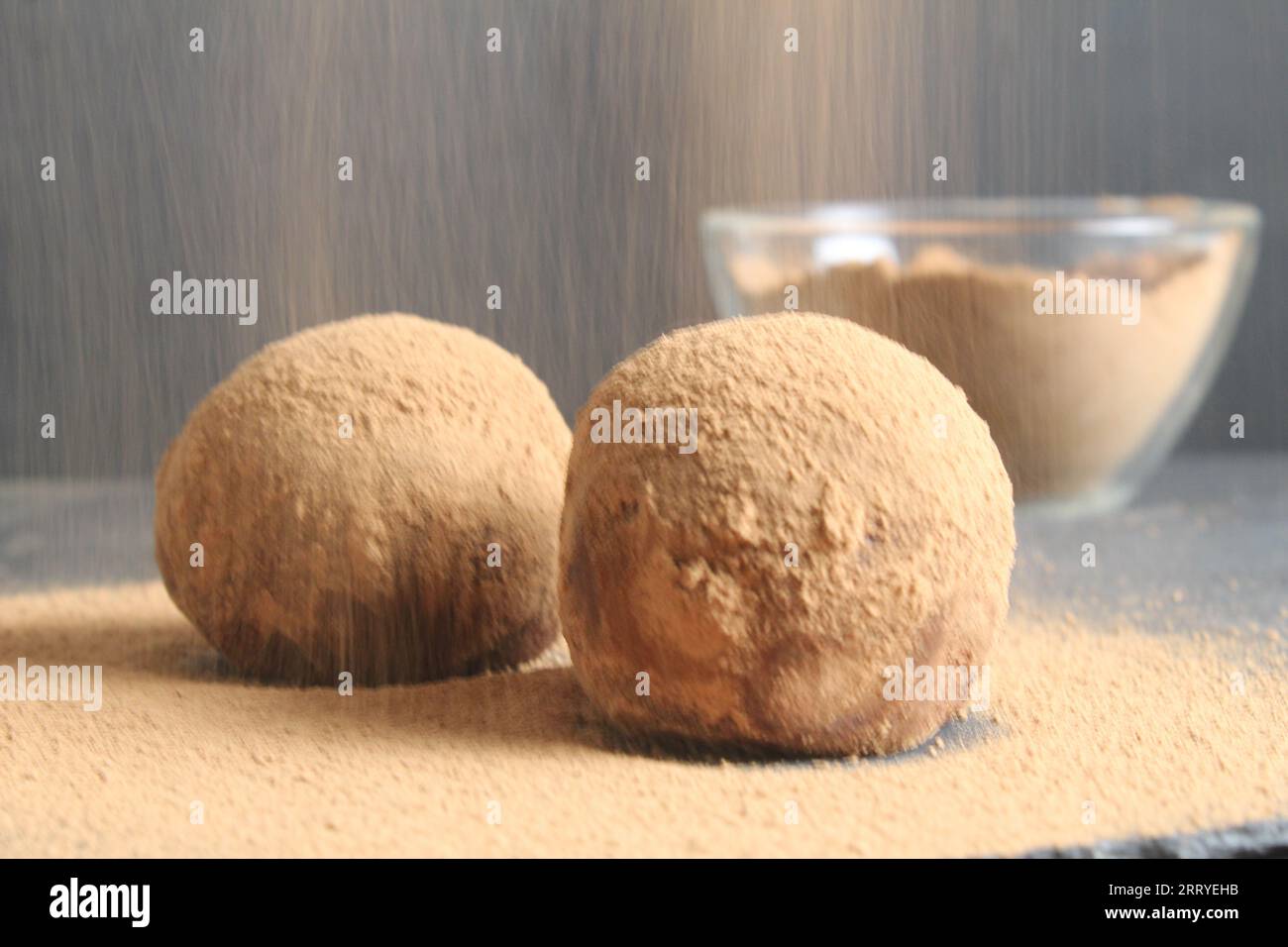 dessert con torta al cioccolato a forma di palla di cerchio cosparsa di cacao in polvere. dessert fatto in casa con golosa cioccolata. un giorno senza Foto Stock