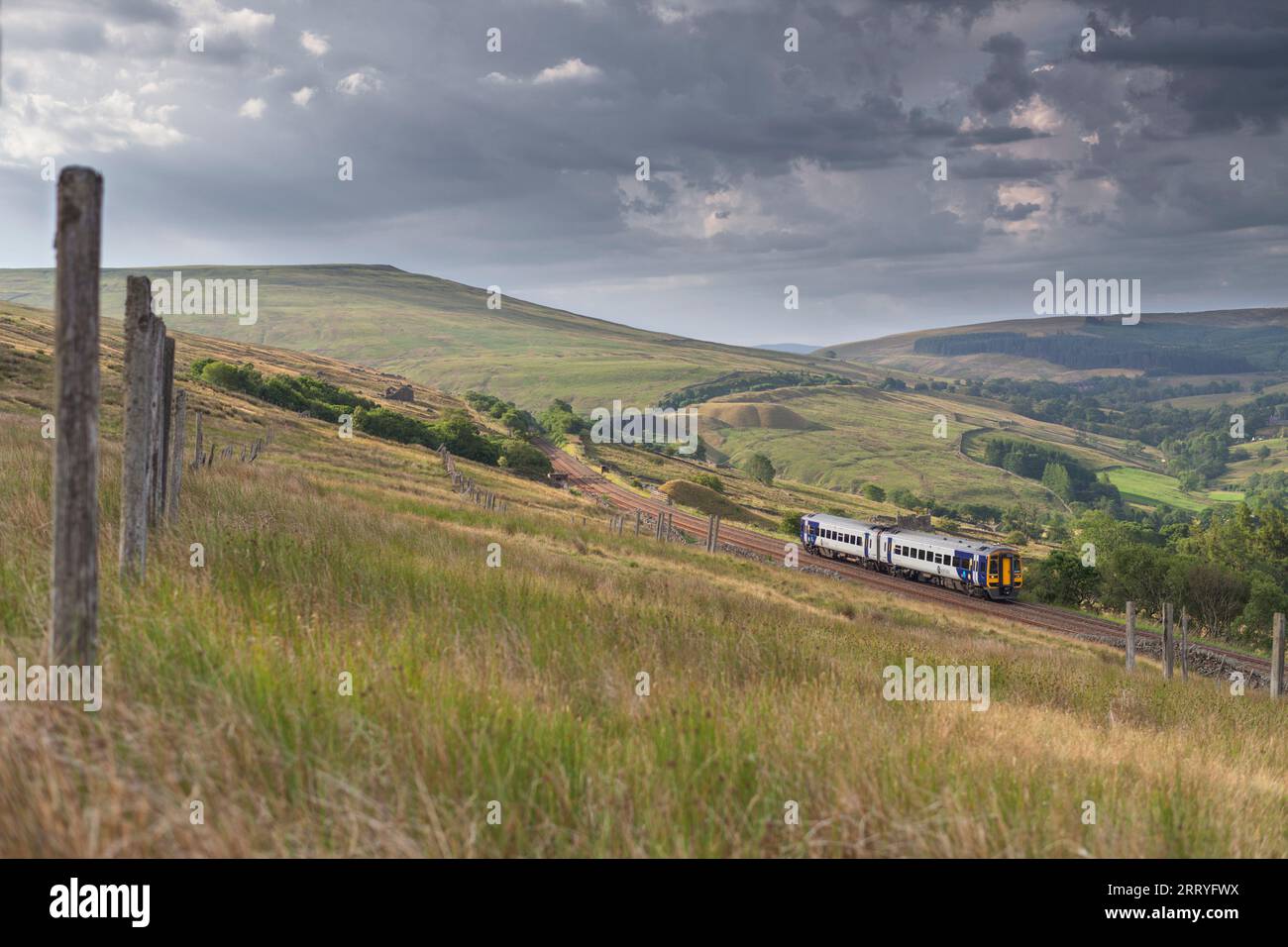 Northern Rail, treno a più unità diesel classe 158 a Dentdale, Cumbria, sulla scenografica linea ferroviaria di Carlisle. Foto Stock