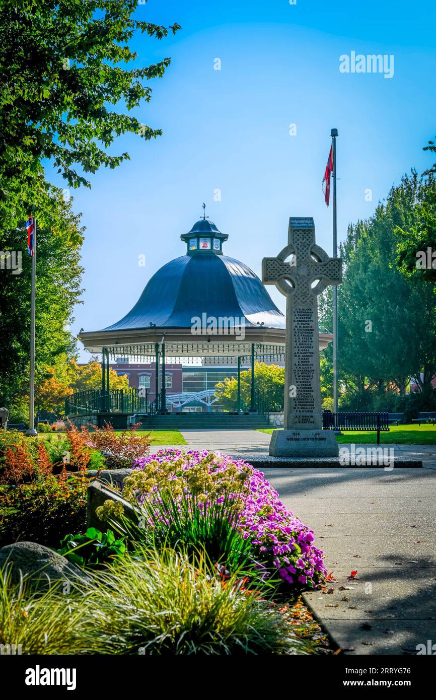 Bandstand e cenotafio al Memorial Peace Park, distretto di Maple Ridge, British Columbia, Canada Foto Stock