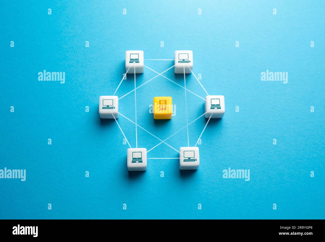 Rete informatica e server dati. Comunicazione P2P. Attività di elaborazione distribuite su una rete di nodi. Decentralizzare la connettività, ottimizzare la re Foto Stock