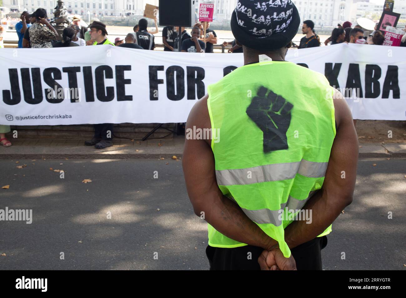 Londra, Regno Unito. 9 settembre 2023. Un uomo si trova di fronte a una giustizia per lo striscione di Chris Kaba durante la manifestazione che chiede un'azione penale contro l'agente di polizia che ha sparato a Chris Kaba. Il signor Kaba è stato ucciso a Streatham Hill, a sud-est di Londra, dopo che l'auto che stava guidando è stata seguita da un'auto della polizia non contrassegnata senza luci o sirene. Il 5 settembre 2022. Credito: SOPA Images Limited/Alamy Live News Foto Stock