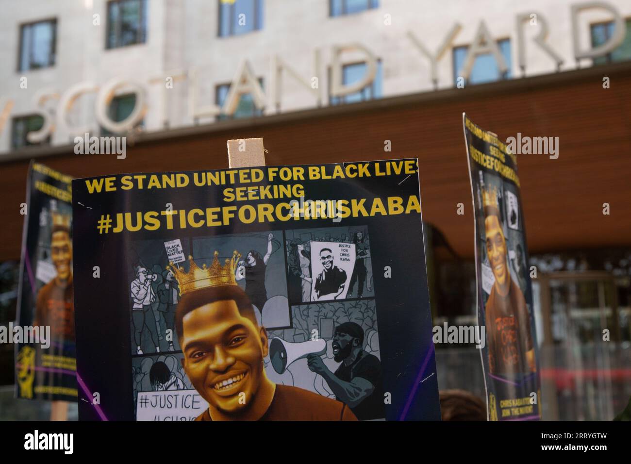 Londra, Regno Unito. 9 settembre 2023. I manifestanti tengono cartelli fuori New Scotland Yard durante la manifestazione chiedendo un'azione penale contro l'agente di polizia che ha sparato a Chris Kaba. Il signor Kaba è stato ucciso a Streatham Hill, a sud-est di Londra, dopo che l'auto che stava guidando è stata seguita da un'auto della polizia non contrassegnata senza luci o sirene. Il 5 settembre 2022. Credito: SOPA Images Limited/Alamy Live News Foto Stock