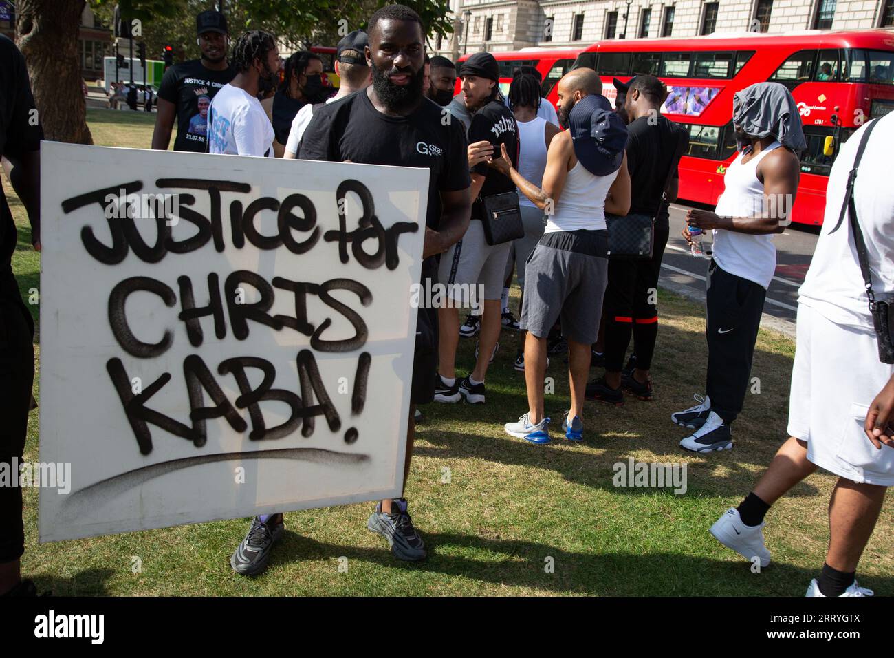 Londra, Regno Unito. 9 settembre 2023. I manifestanti si riuniscono in Piazza del Parlamento durante la manifestazione chiedendo un'azione penale contro l'agente di polizia che ha sparato a Chris Kaba. Il signor Kaba è stato ucciso a Streatham Hill, a sud-est di Londra, dopo che l'auto che stava guidando è stata seguita da un'auto della polizia non contrassegnata senza luci o sirene. Il 5 settembre 2022. Credito: SOPA Images Limited/Alamy Live News Foto Stock