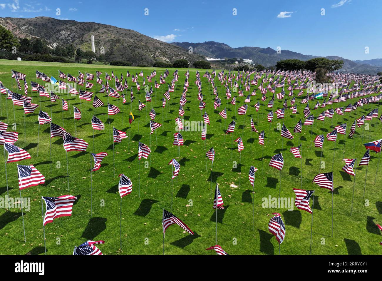 Le Waves of Flags celebrano le vite perse negli attacchi terroristici dell'11 settembre 2001, con quasi 3.000 bandiere degli Stati Uniti nell'Alumni Park presso la Pepperdine University lungo la Pacific Coast Highway e Malibu Canyon Road, una per ogni vittima innocente, inclusa una bandiera nazionale per ogni paese straniero che ha perso un cittadino nell'attacco, sabato 9 settembre 2023 a Malibu, calib. Foto Stock