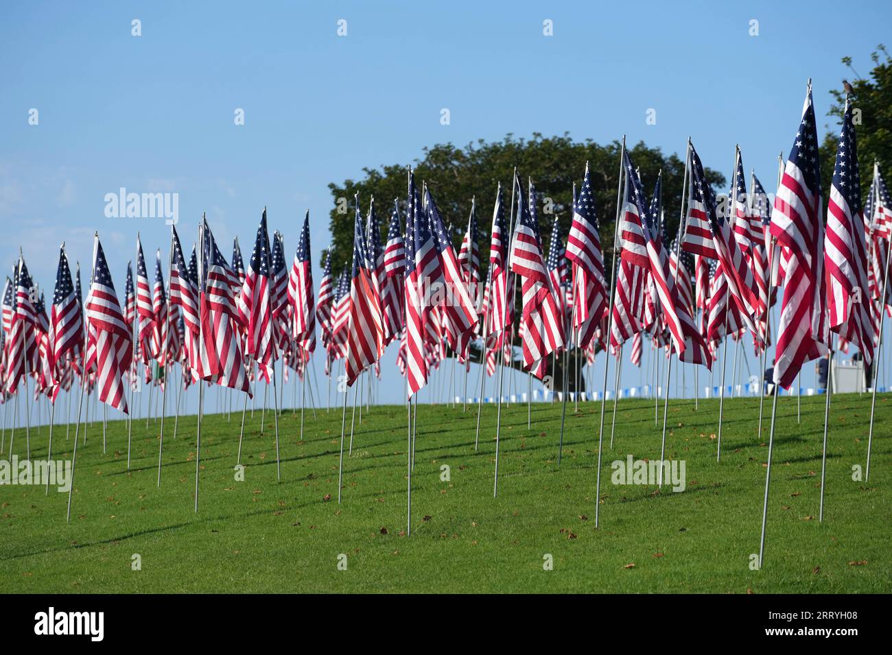 Le Waves of Flags celebrano le vite perse negli attacchi terroristici dell'11 settembre 2001, con quasi 3.000 bandiere degli Stati Uniti nell'Alumni Park presso la Pepperdine University lungo la Pacific Coast Highway e Malibu Canyon Road, una per ogni vittima innocente, inclusa una bandiera nazionale per ogni paese straniero che ha perso un cittadino nell'attacco, sabato 9 settembre 2023 a Malibu, calib. Foto Stock