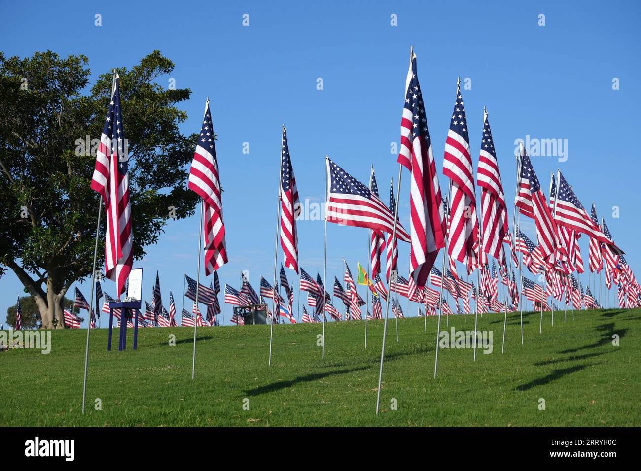 Le Waves of Flags celebrano le vite perse negli attacchi terroristici dell'11 settembre 2001, con quasi 3.000 bandiere degli Stati Uniti nell'Alumni Park presso la Pepperdine University lungo la Pacific Coast Highway e Malibu Canyon Road, una per ogni vittima innocente, inclusa una bandiera nazionale per ogni paese straniero che ha perso un cittadino nell'attacco, sabato 9 settembre 2023 a Malibu, calib. Foto Stock