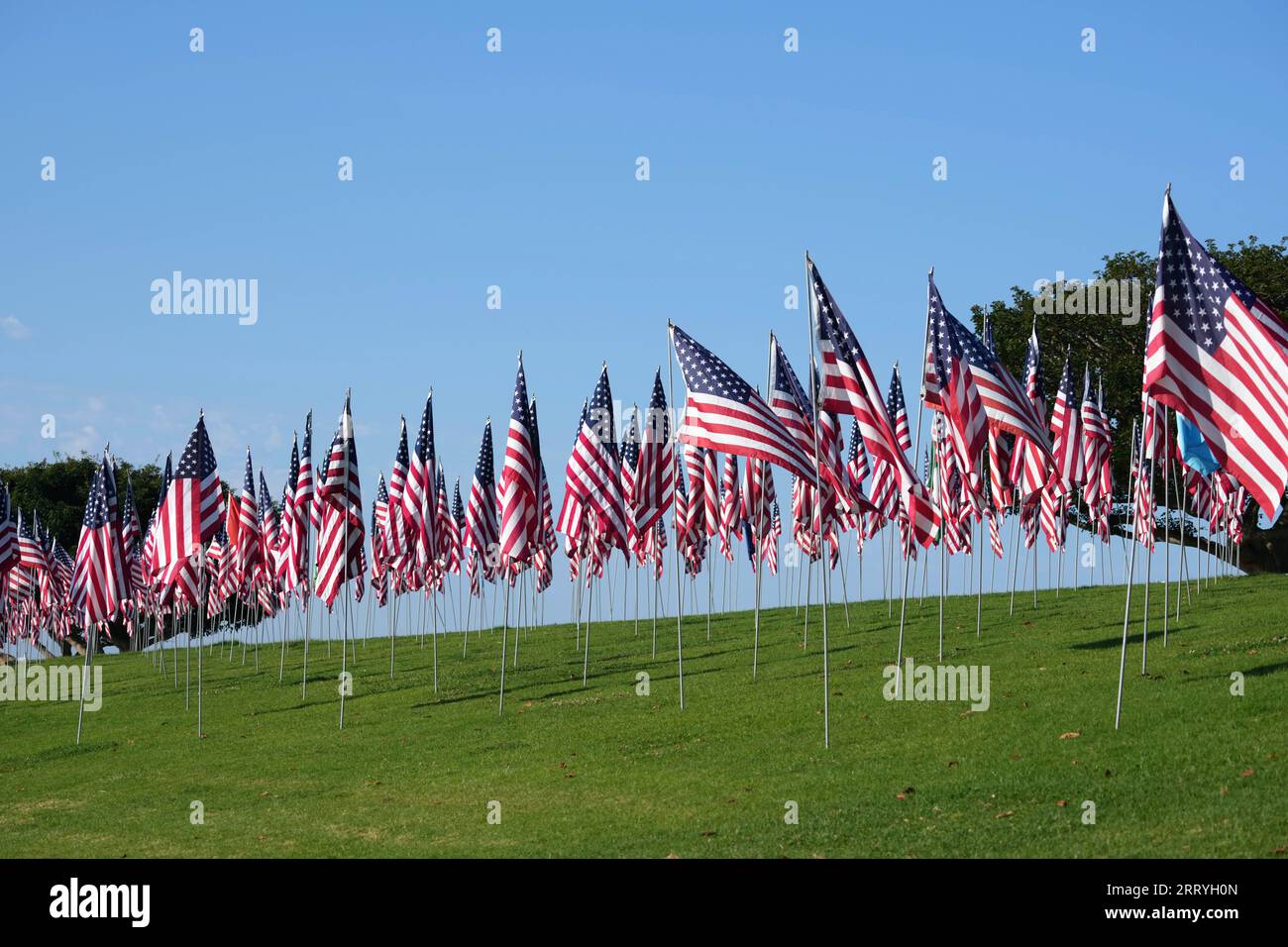 Le Waves of Flags celebrano le vite perse negli attacchi terroristici dell'11 settembre 2001, con quasi 3.000 bandiere degli Stati Uniti nell'Alumni Park presso la Pepperdine University lungo la Pacific Coast Highway e Malibu Canyon Road, una per ogni vittima innocente, inclusa una bandiera nazionale per ogni paese straniero che ha perso un cittadino nell'attacco, sabato 9 settembre 2023 a Malibu, calib. Foto Stock