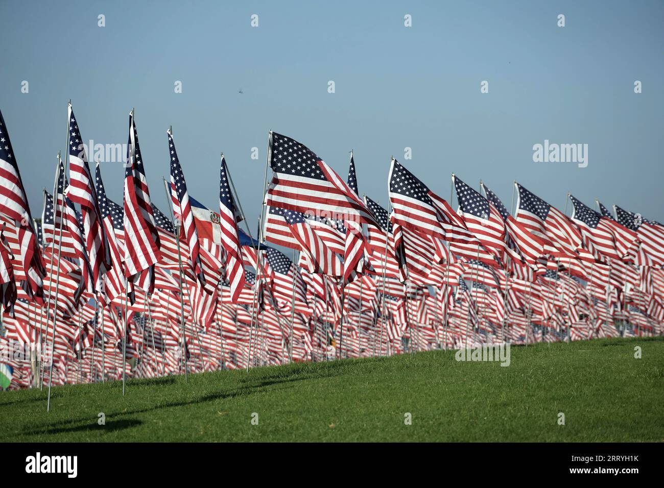Le Waves of Flags celebrano le vite perse negli attacchi terroristici dell'11 settembre 2001, con quasi 3.000 bandiere degli Stati Uniti nell'Alumni Park presso la Pepperdine University lungo la Pacific Coast Highway e Malibu Canyon Road, una per ogni vittima innocente, inclusa una bandiera nazionale per ogni paese straniero che ha perso un cittadino nell'attacco, sabato 9 settembre 2023 a Malibu, calib. Foto Stock