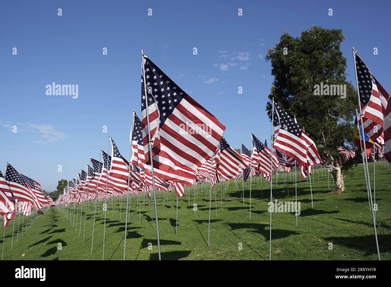 Le Waves of Flags celebrano le vite perse negli attacchi terroristici dell'11 settembre 2001, con quasi 3.000 bandiere degli Stati Uniti nell'Alumni Park presso la Pepperdine University lungo la Pacific Coast Highway e Malibu Canyon Road, una per ogni vittima innocente, inclusa una bandiera nazionale per ogni paese straniero che ha perso un cittadino nell'attacco, sabato 9 settembre 2023 a Malibu, calib. Foto Stock