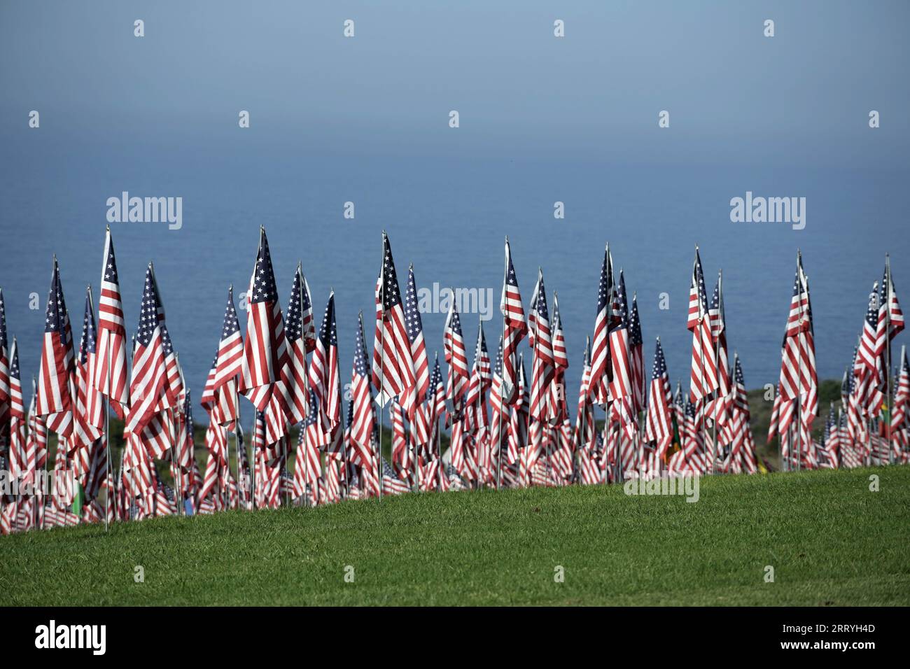 Le Waves of Flags celebrano le vite perse negli attacchi terroristici dell'11 settembre 2001, con quasi 3.000 bandiere degli Stati Uniti nell'Alumni Park presso la Pepperdine University lungo la Pacific Coast Highway e Malibu Canyon Road, una per ogni vittima innocente, inclusa una bandiera nazionale per ogni paese straniero che ha perso un cittadino nell'attacco, sabato 9 settembre 2023 a Malibu, calib. Foto Stock