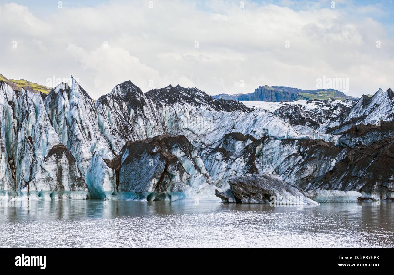 Solheimajokull pittoresco ghiacciaio nel sud dell'Islanda. La lingua di questo ghiacciaio scivola dal vulcano Katla. Bellissima laguna glaciale con lago b Foto Stock