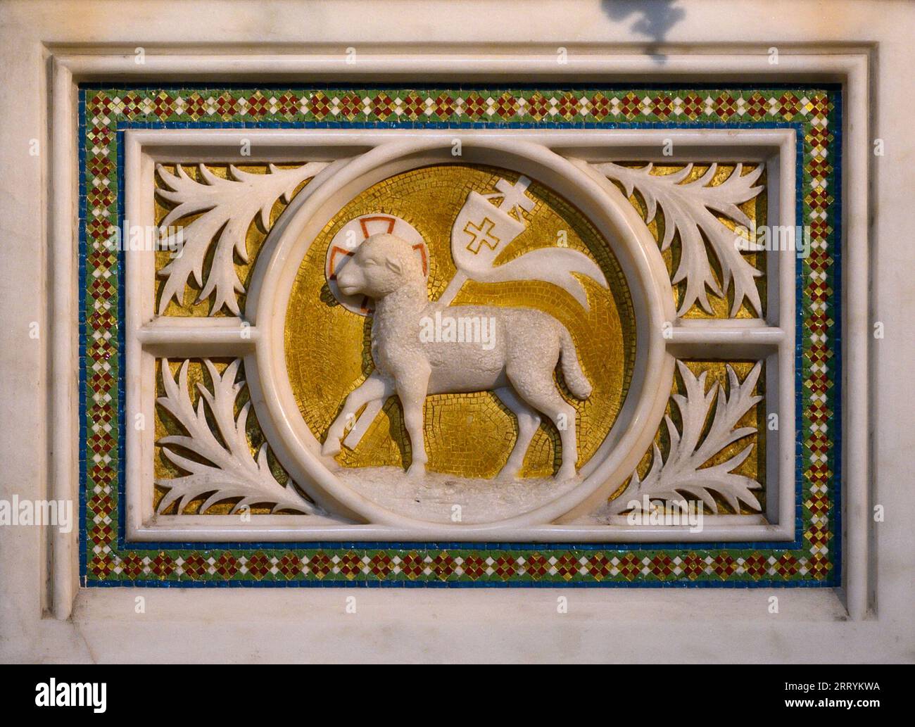 Un rilievo dell'Agnello sacrificale che rappresenta Gesù Cristo su un altare nella Votivkirche - la Chiesa votiva, Vienna, Austria. Foto Stock